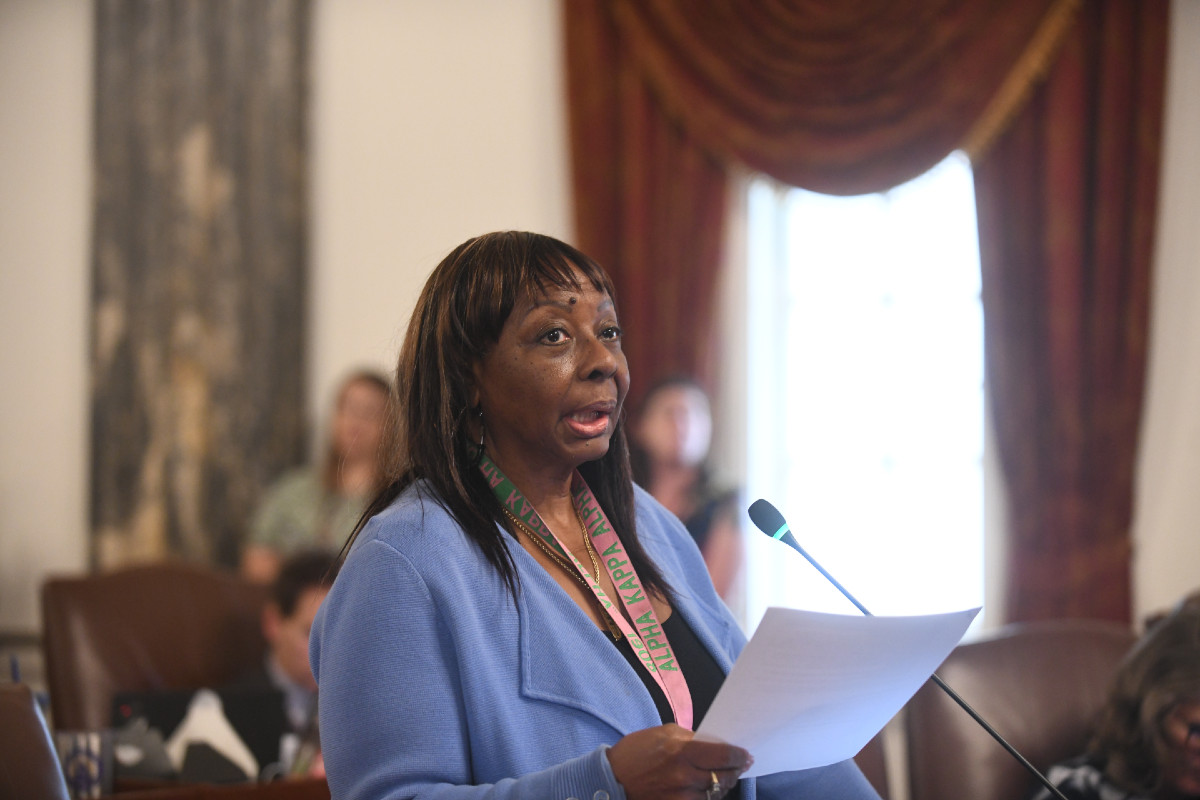 Senator Hunter speaks into a microphone while on the Senate floor.
